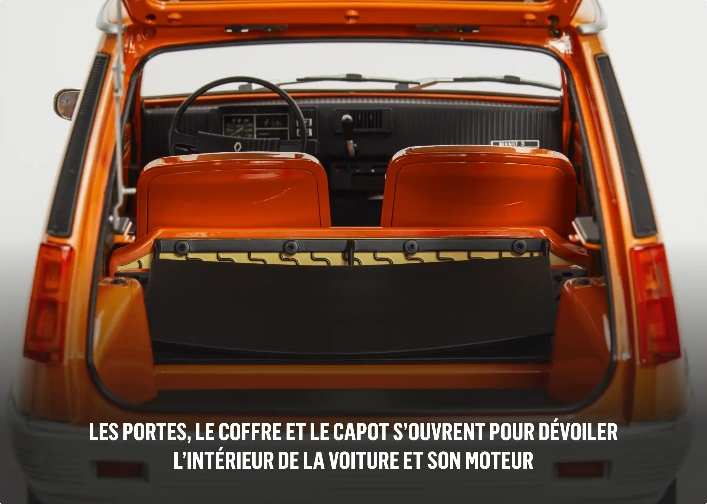 Le moteur vrombit, la voiture émet des bruits d’accélération et klaxonne.
