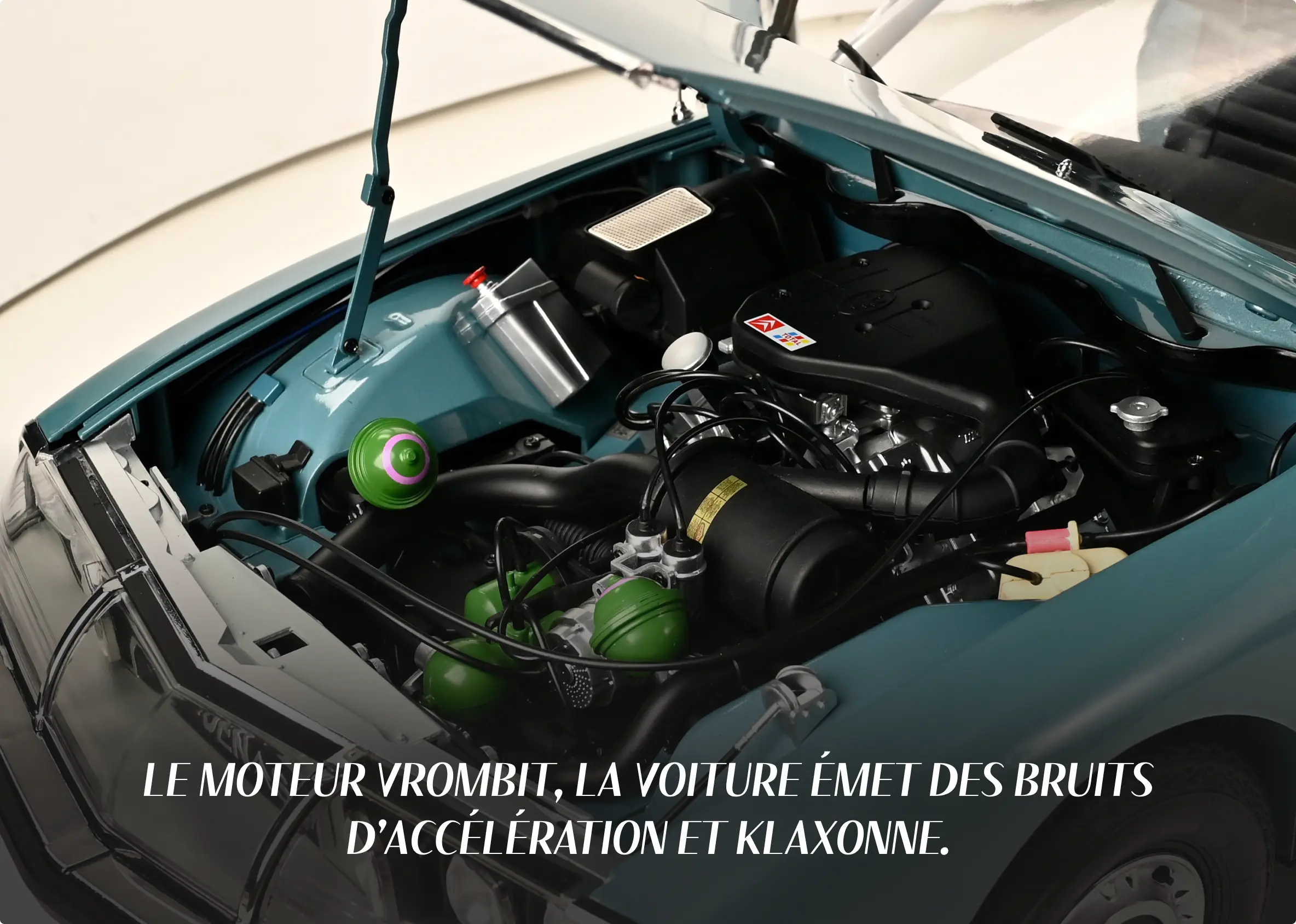 Le moteur vrombit, la voiture émet des bruits d’accélération et klaxonne.